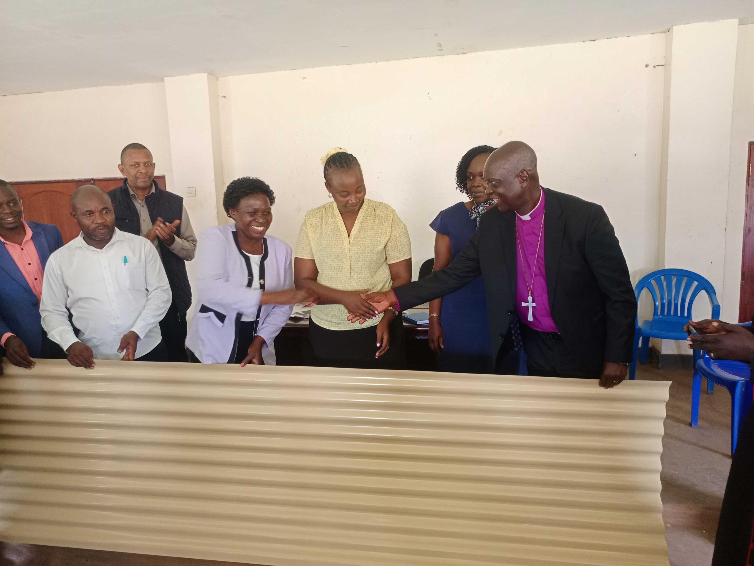 Ministry of Bunyoro Affairs donates  500 iron sheets,35 sewing machines to Kagadi District